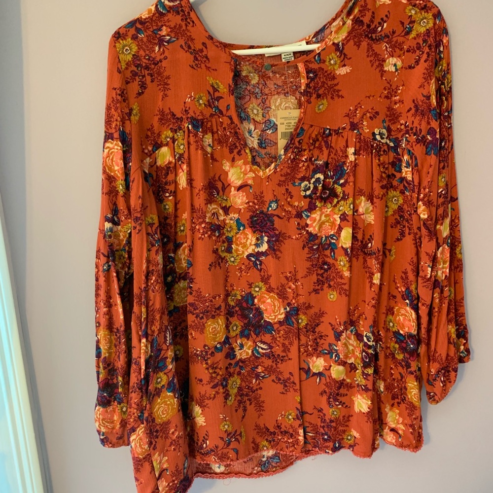 patterned blouse. - Picture 2 of 3